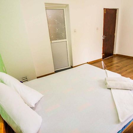 Hotel Yoho White Siri à Panadura Extérieur photo